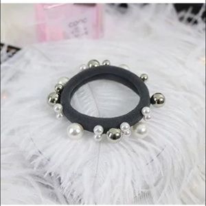 A set of elastic pearl hair ties ( 3pcs)